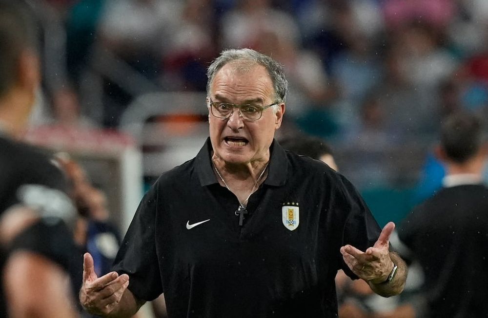 Marcelo Bielsa recibió elogios de las autoridades de la AUF por su gestión en medio de la polémica. /Foto: AP -Marta Lavandier