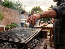 el truco con vinagre caliente para limpiar la parrilla y sacar la grasa quemada en minutos: la opcion mas recomendada por expertos