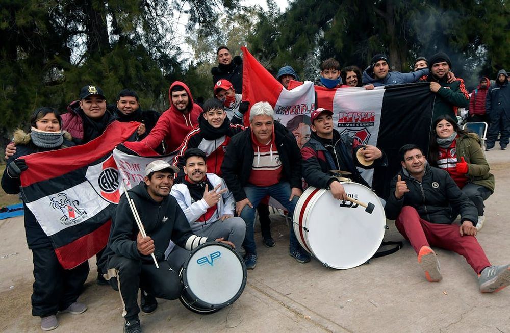 Mendoza le sienta muy bien a River Plate y los hinchas le brindan todo su cariño cada vez que Mendoza es protagonista. / Orlando Pelichotti