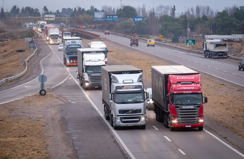 El transporte de carga ha tenido una disminución del 40% en la actividad, porque la caída del consumo ha provocado un menor traslado de mercaderías. Foto: Ignacio Blanco / Los Andes