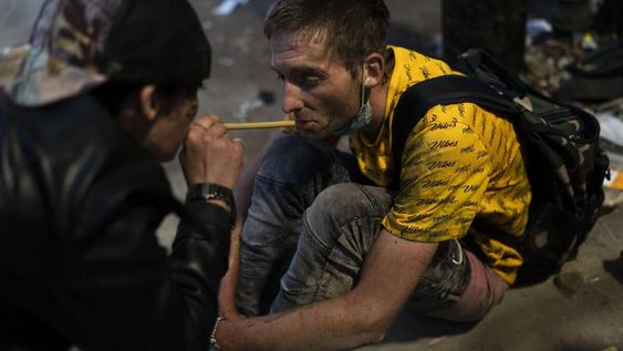 La droga sintética, componente para medicamentos contra el dolor, es varias veces más adictiva que la heroína y está causando estragos entre la población joven en EE.UU. y varios otros países, incluyendo la Argentina, donde ya se han detectado varios centros de venta y distribución.