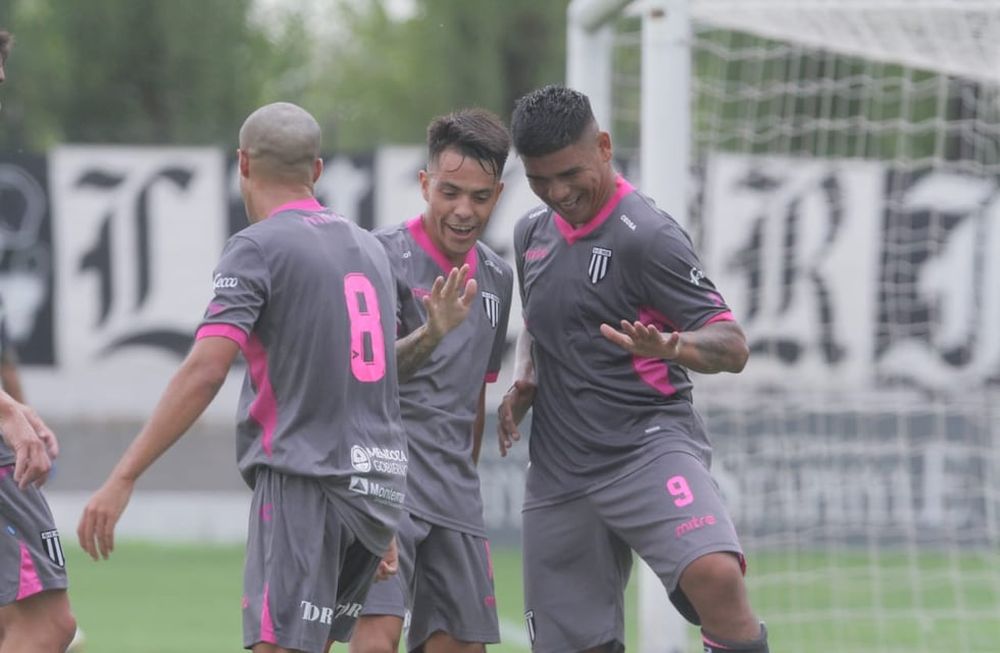 Santi González festeja con Ramón Lentini el primer gol del Lobo ante Agropecuario. / Gentileza: Delfo Rodríguez.