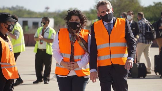 Llegó el décimo vuelo con más vacunas Sputnik V desde Rusia y fue recibido por la ministra de Salud, Carla Vizzotti y el ministro de Defensa, Agustín Rossi.