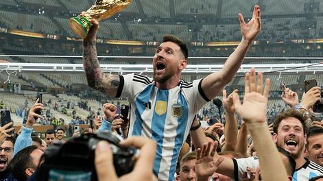 ARCHIVO - El capitán argentino Lionel Messi celebran con el trofeo de campeón tras la victoria ante Francia en la final del Mundial de Qatar, el domingo 18 de diciembre de 2023, en Lusail, Qatar. (AP Foto/Martin Meissner)