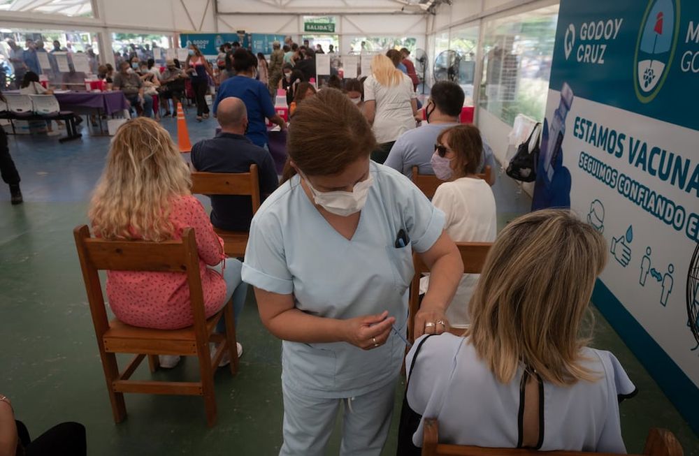 Quienes estpen contagiados y deban recibir la primera o segunda dosis de vacunas contra el Covid-19 pueden hacerlo ni bien reciban el alta. Pero en el caso de la tercera dosis, recomiendan esperar 90 días. Foto: Ignacio Blanco / Los Andes