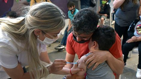 Hasta el momento dos millones de adolescentes y alrededor de 750.000 niños ya recibieron la primer dosis correspondiente a su edad. / Foto: Orlando Pelichotti