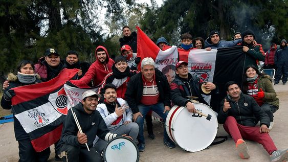 Mendoza le sienta muy bien a River Plate y los hinchas le brindan todo su cariño cada vez que Mendoza es protagonista. / Orlando Pelichotti