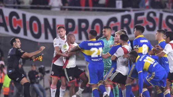 El último Superclásico tuvo su bochorno en el cierre del duelo, cuando ambos planteles se trenzaron en una pelea. Hay expectativa para el domingo.