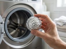 La explicación del truco se basa en la capacidad del aluminio para conducir la electricidad y dispersar las cargas que se acumulan cuando los tejidos sintéticos se frotan entre sí.
