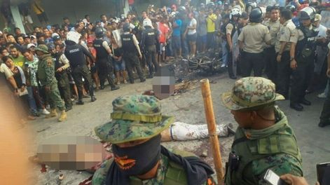Los confundieron con secuestradores de niños y los lincharon hasta matarlos en Ecuador
