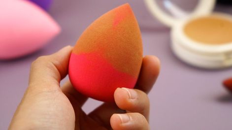 Una esponja de maquillaje limpia, mantiene una piel más sana y sin gérmenes.