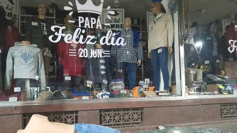 Los Andes | Así quedó uno de los locales asaltados. Orlando Pelichotti / Los Andes.