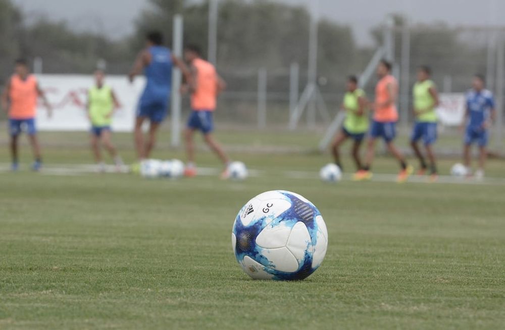 Luego del positivo de Valentín Burgoa, el plantel profesional de Godoy Cruz retomó los entrenamientos vía Zoom y los jugadores decidieron aislarse.