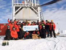 Técnicos y cientificos terminando la construccion de IceCube en 2010, en la Antártida. Los descubrimientos de este labiratorio, vinculadoas al cosmos, le valieron en Nobel de Física a Francis Halzen.