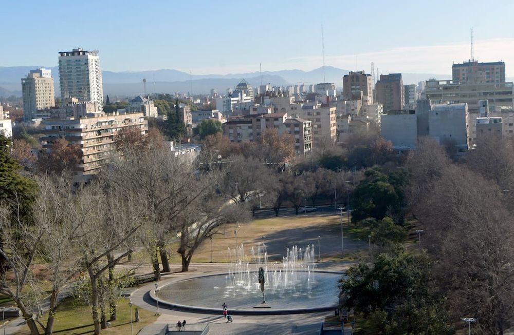 Desde la Dirección de Agricultura y Contingencias Climáticas informaron que se espera para este sábado una jornada agradable, con nevadas en cordillera. / Foto: Orlando Pelichotti / Los Andes