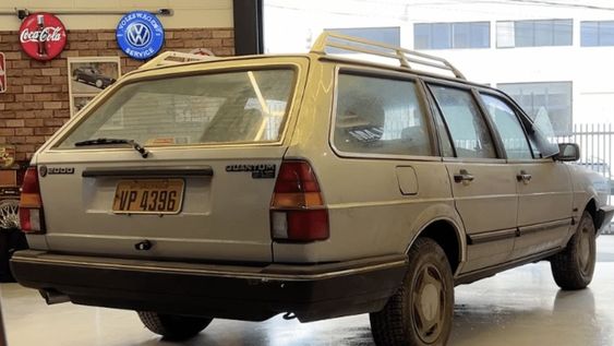El equipamiento del auto todavía conserva dirección asistida, levantavidrios eléctricos, tapizado de terciopelo, antena eléctrica y portaequipajes de aluminio anodizado.