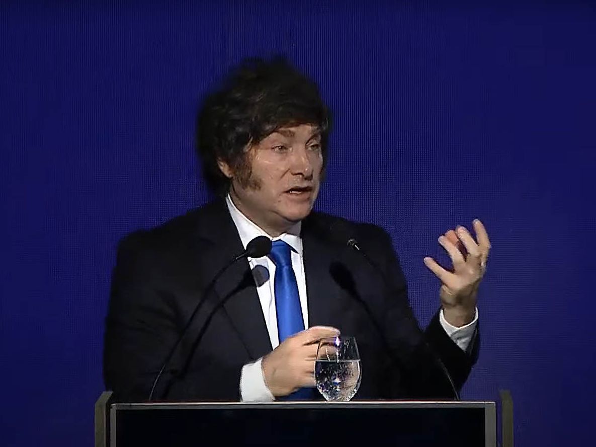 Milei exhibió una camiseta de un club argentino en plena polémica con AFA.