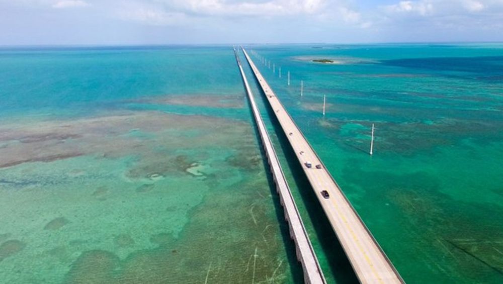 La Overseas Highway es una de las rutas más asombrosas del mundo: atraviesa el océano abierto, conecta 44 islas y se extiende por 182 kilómetros de pura ingeniería y paisajes inolvidables.