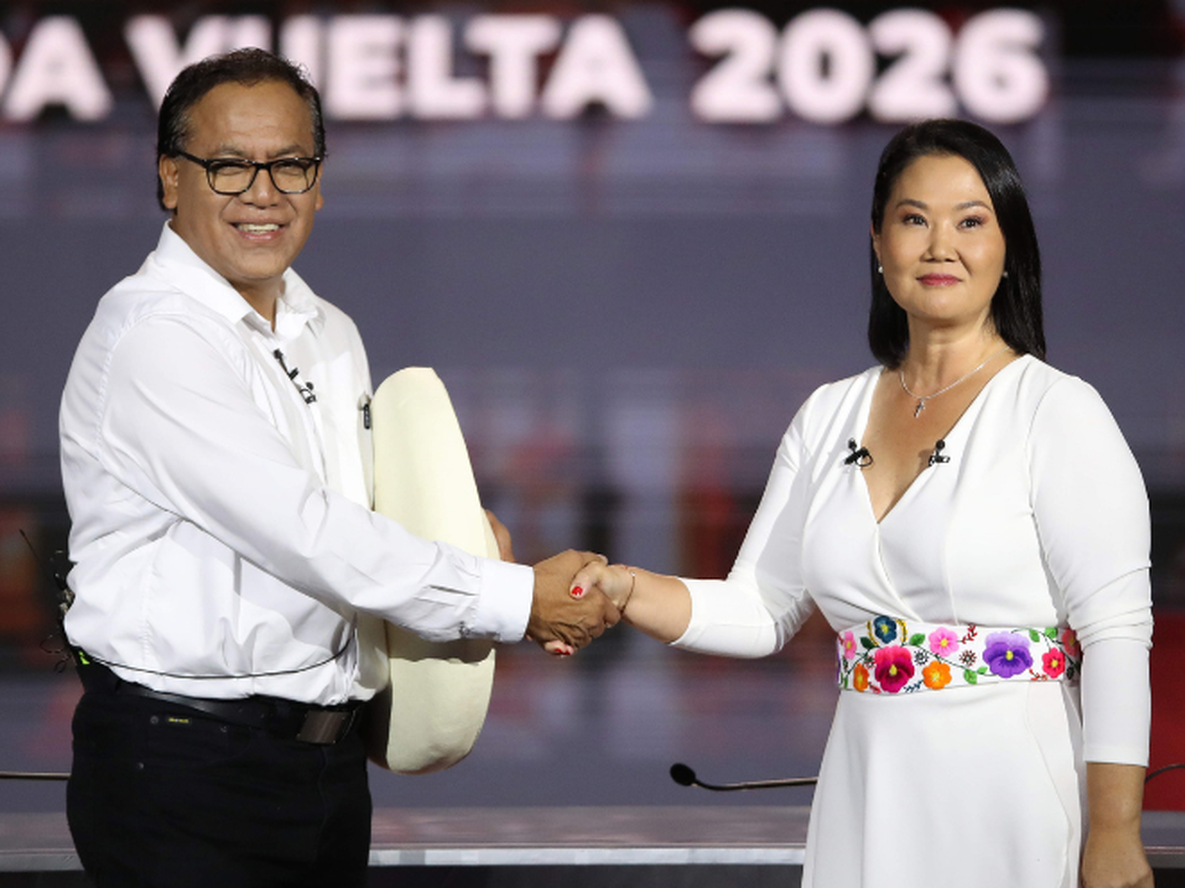Fotografía del 31 de mayo de 2026 de la candidata a la Presidencia de Perú por el partido Fuerza Popular, Keiko Fujimori (d) y el candidato por el partido Juntos por el Perú, Roberto Sánchez, posando durante un debate presidencial en Lima (Perú). Las elecciones presidenciales de Perú se deciden este domingo con la segunda vuelta que disputan Fujimori y Sánchez, una contienda cuyo ganador se convertirá en el noveno presidente del país en diez años, al alcanzarse una década plagada de inestabilidad política.