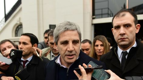 El ministro, Luis Andrés Toto Caputo, hace declaraciones a la prensa en la 136º Exposición de Ganadería, Agricultura e Industria Internacional, realizada en el predio ferial de Palermo. FOTO: JUAN VARGAS