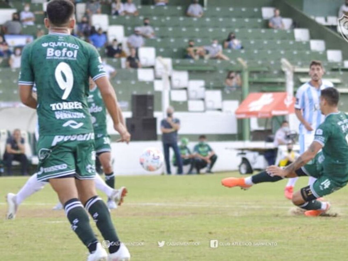 Con 10 hombres y dos goles de Toledo, Atlético Tucumán derrotó por 2-1 a Sarmiento de Junín. / Gentileza.