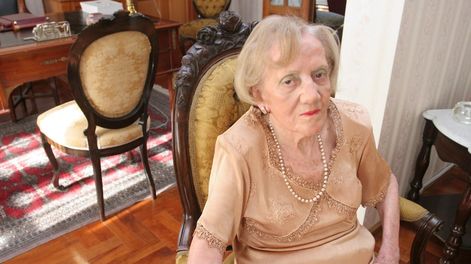 Licenciada Elvira Calle de Antequeda, nieta del fundador de diario Los Andes, Adolfo Calle y durante décadas figura de peso y de notable respeto a nivel provincial y nacional, es recordada por el diplomático español Ángel Manuel Ballesteros García.