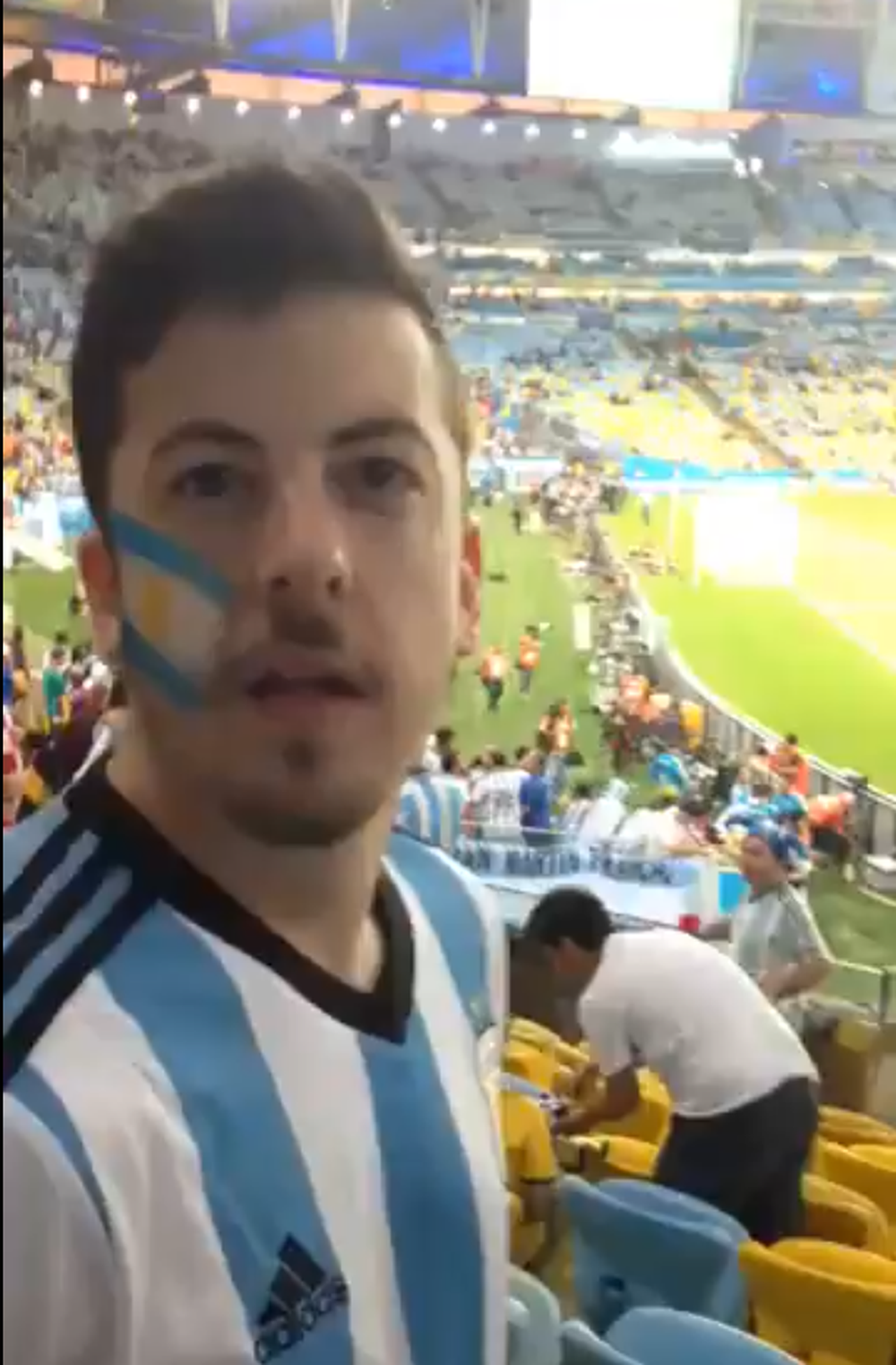 Christopher Mintz-Plasse alentando a Argentina en el Mundial 2014