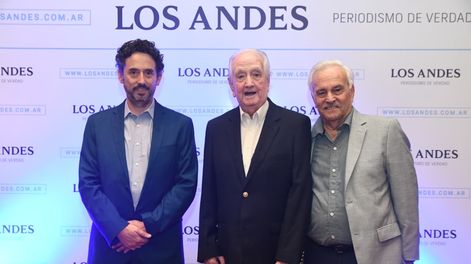 Jorge Enrique Oviedo entre el director de diario Los Andes, Pablo Dellazoppa y el periodista Miguel Títiro.