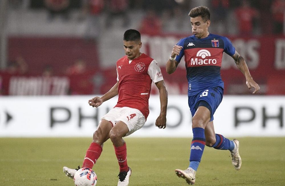 El Rojo lo ganaba con un gol de penal de Benegas, pero el VAR sancionó una mano de Barreto y le dio el empate al Matador en el último minuto. / Gentileza.