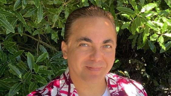 Insólito: Cristian Castro toma mamadera mientras juega a los videojuegos