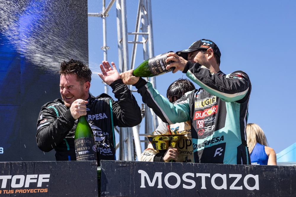 El festejo en el podio del Flaco Ardusso y Berni Llaver, quienes escoltaron al ganador, Braian Quevedo. 
