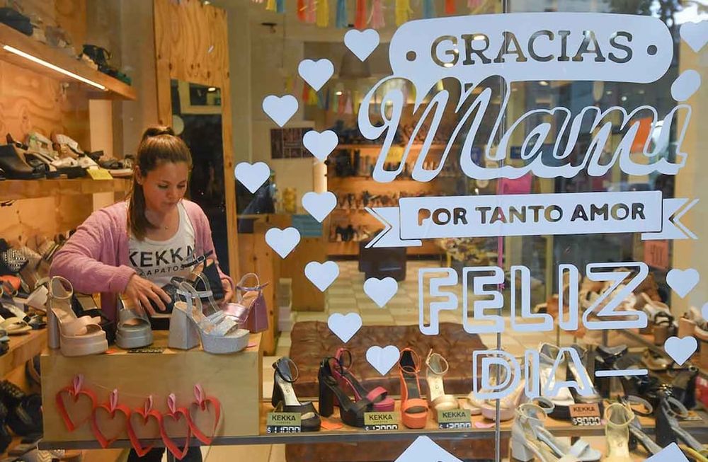Compras día de la Madre. Los comerciantes esperan mayor movimiento hacia el fin de semana, los clientes consultan precios y promociones en el centro / Foto: Archivo / Los Andes