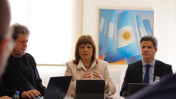 Patricia Bullrich junto a los economistas Eduardo Levy Yeyati (izquierda) y Luciano Laspina (derecha). / Foto: Prensa Patricia Bullrich
