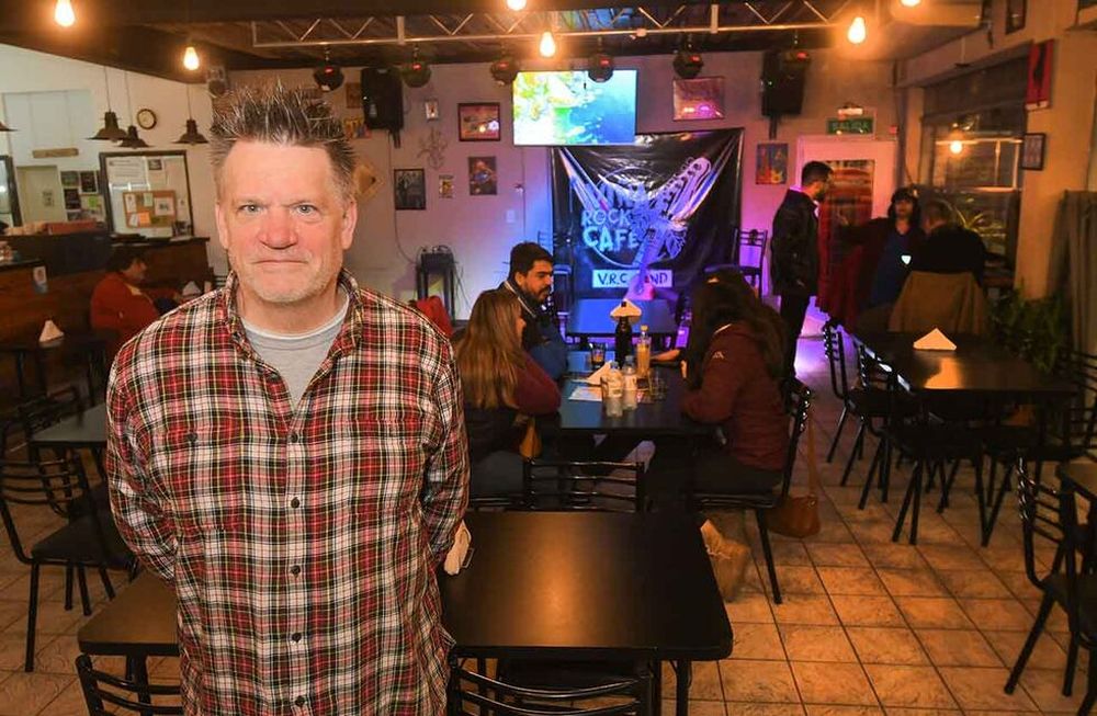 Mark llegó desde Seattle y poco después abrió el “Viña Rock Café”. | Foto: José Gutiérrez / Los Andes