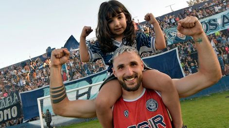 Los Andes | Juan Manuel Elordi, junto a su hija Sofía, festejando en la cancha de Independiente  el pasaje a la final, tras el triunfo frente a Deportivo Maipú. Foto. Orlando Pelichotti