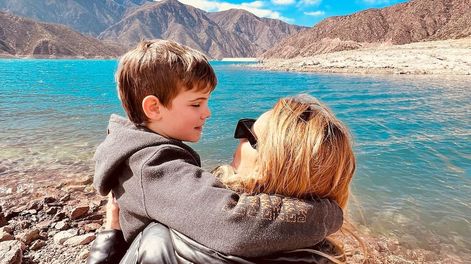 Sabrina Rojas y sus hijos en Mendoza.