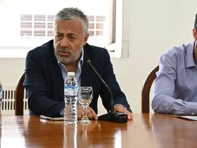 El gobernador, Alfredo Cornejo junto con el ministro de Hacienda, Víctor Fayad.