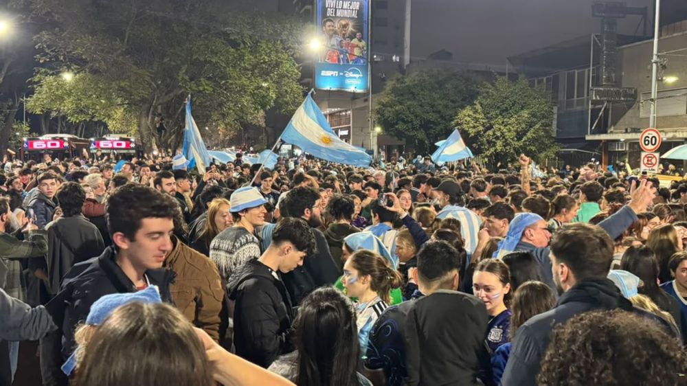 Festejos en la zona de la Quinta de Olivos tras la clasificación de la Selección Argentina.
