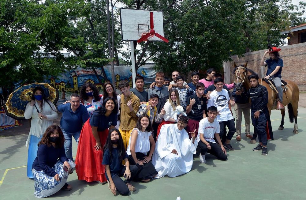 Alumnos y docentes de la escuela Infanta Mendocina cerraron el proyecto de promoción acompañada con la obra de teatro leída Don Quijote de la Mancha. Foto: Orlando Pelichotti / Los Andes