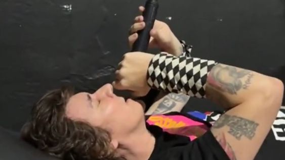 El cantante se lanzó sobre el público, nadie lo agarró y terminó en el suelo. El cantante se lanzó sobre el público, nadie lo agarró y terminó en el suelo.