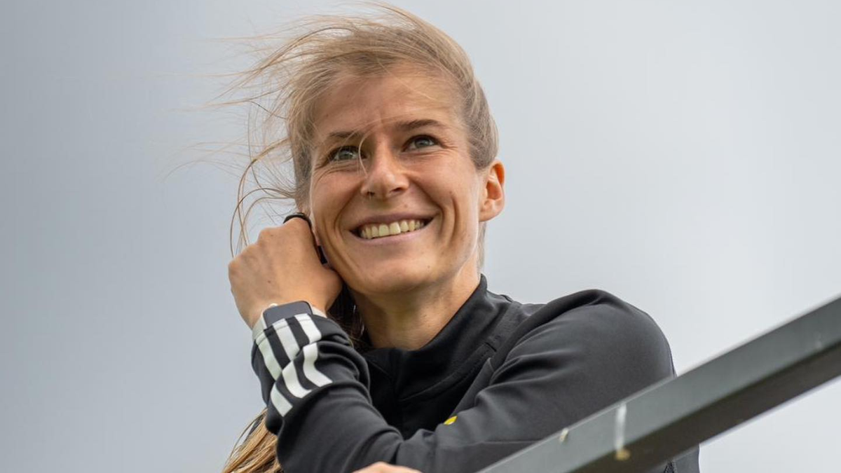 Se retiró a los 26, se convirtió en entrenadora y hoy es la primera mujer en dirigir en la Bundesliga