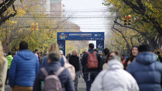 la ciudad vivio una exitosa edicion de domingo en la sarmiento, una propuesta que potencia su polo gastronomico