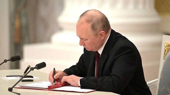 El presidente ruso, Vladimir Putin, firma un decreto que reconoce la independencia de dos regiones disidentes en el este de Ucrania. (Foto / Kremlin / DPA)