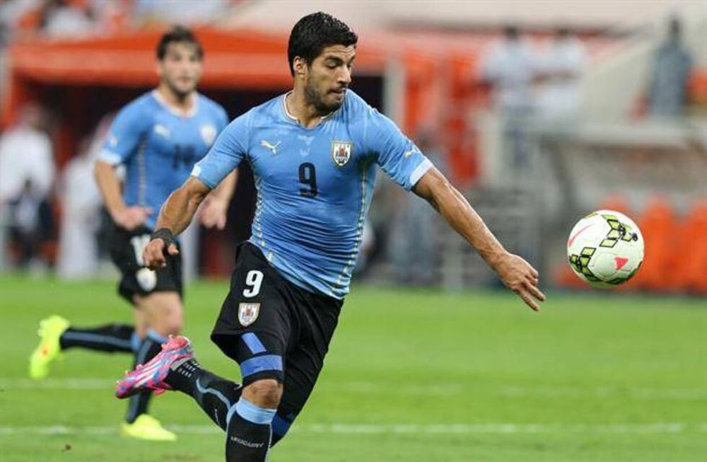 Después del mordiscón, Suárez volvió en el empate de Uruguay