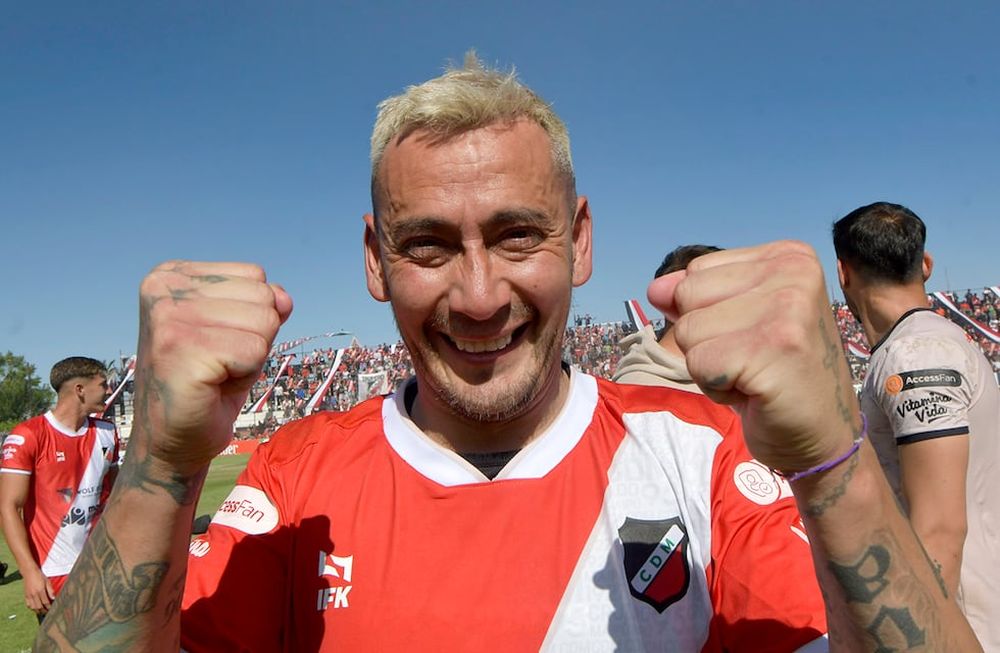 Rubens Sambueza festejó su sexto gol en el torneo, con los camiseta del Cruzado. Fue de penal y, con ello aseguró el pasaje a semifinales del Deportivo Maipú. Foto: Orlando Pelichotti
