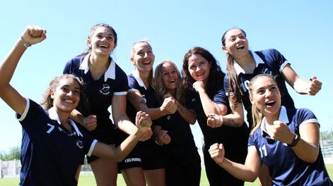 Los Andes | Cinco de las 12 profesionales: Barrionuevo, Napolitano, Mavi Pintos que están a la izquierda de la presidenta Marisa Gómez y la entrenadora Silvana Villalobos. Y a la derecha, Blanco y Fontana./Gentileza Prensa Las Pumas