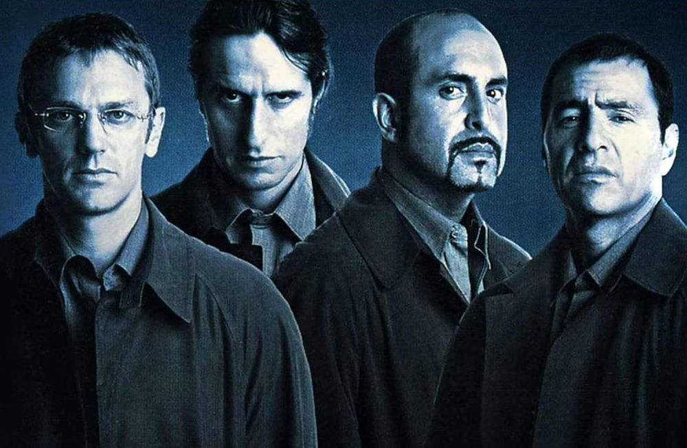 Los Simuladores se emitió originalmente por Telefe entre 2002 y 2004. Protagonistas: Federico DElía, Diego Peretti, Alejandro Fiore y Martín Seefeld.