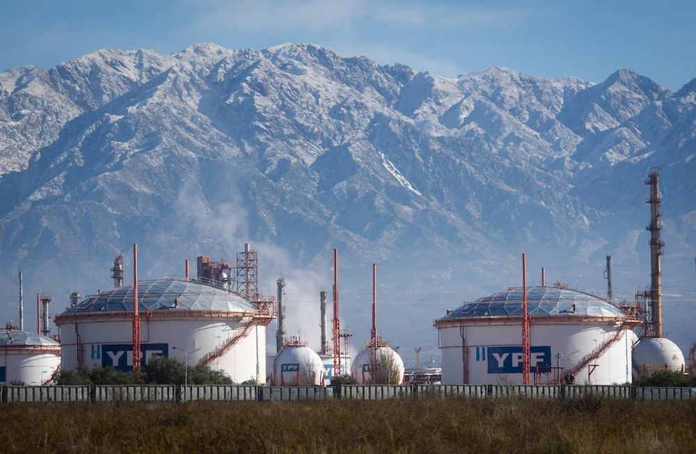 Destilería de YPF en Mendoza. Foto: Los Andes