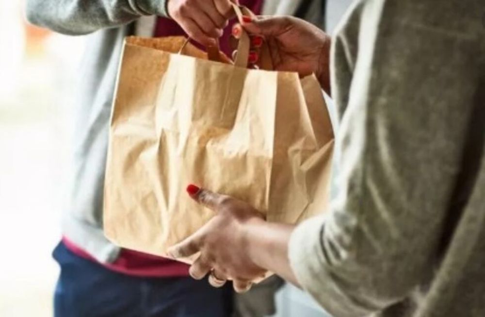 Pidió comida a domicilio, el repartidor se equivocó y sus vecinos aprovecharon el error.
