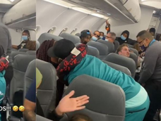 Le pidió matrimonio a su novia en medio de un caos en un vuelo.